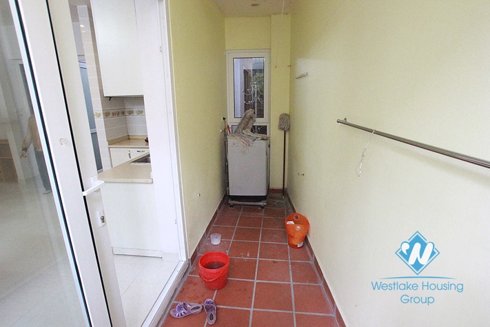 Cheap apartment for rent in Xuan Dieu, Tay Ho, Ha Noi 