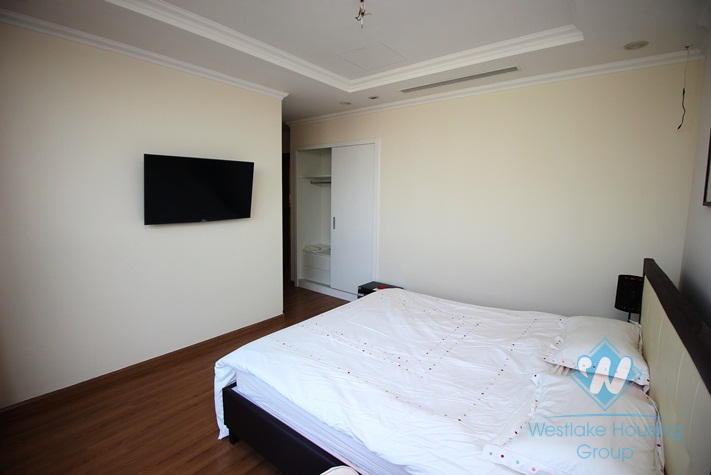 Luxury three bedrooms apartment for rent in Vinhome Nguyen Chi Thanh, Ha Noi