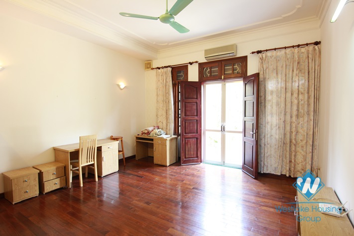 Small house with lake view available for rent on Au Co street, Tay Ho, Hanoi, fully furnished.