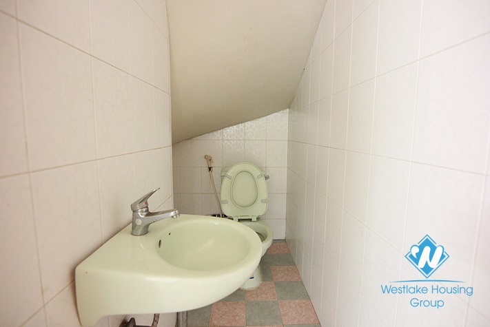 A inexpensive unfurnished house for rent in Tay Ho area 