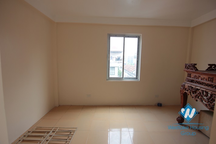 Good and cheap house with 4 bedrooms for rent in Lac Long Quan st, Tay Ho district 