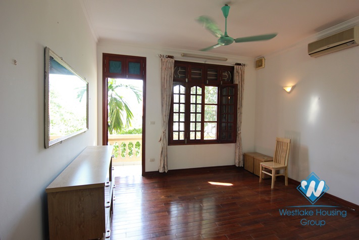 Small house with lake view available for rent on Au Co street, Tay Ho, Hanoi, fully furnished.