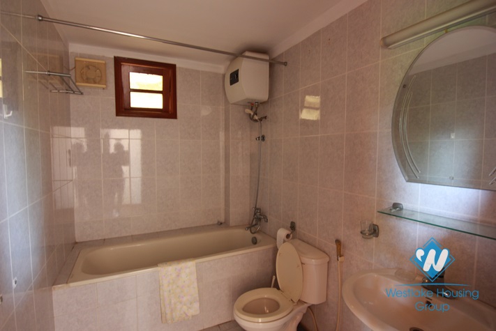 Small house with lake view available for rent on Au Co street, Tay Ho, Hanoi, fully furnished.