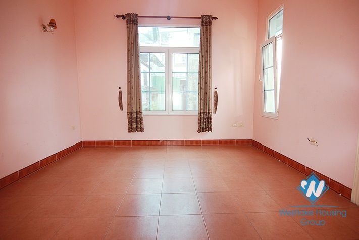 A inexpensive unfurnished house for rent in Tay Ho area 