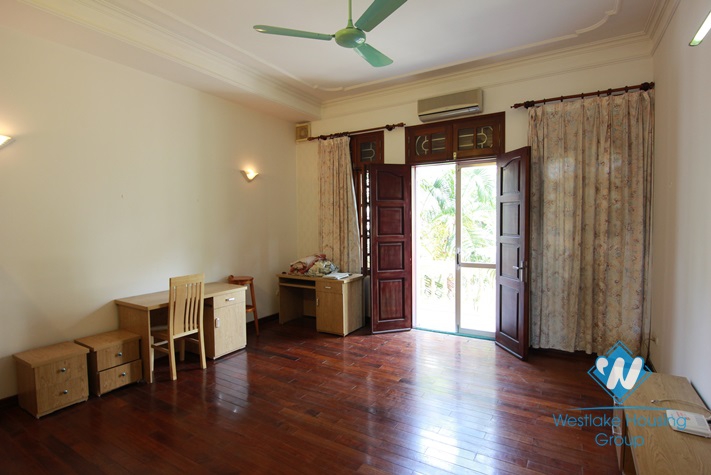 Small house with lake view available for rent on Au Co street, Tay Ho, Hanoi, fully furnished.