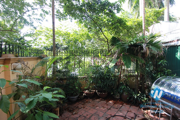 Small house with lake view available for rent on Au Co street, Tay Ho, Hanoi, fully furnished.