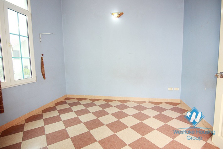 A inexpensive unfurnished house for rent in Tay Ho area 