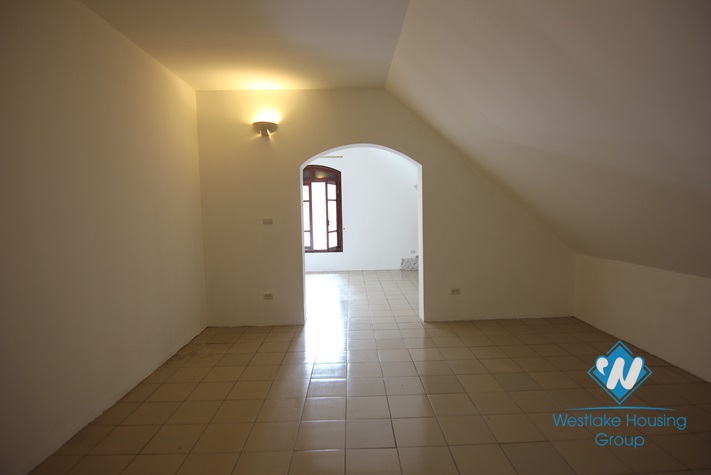 House with nice yard and balcony to rent in Tay Ho