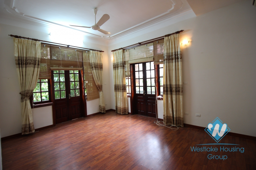 A chaming house with 6 bedrooms, for rent in Tay Ho area