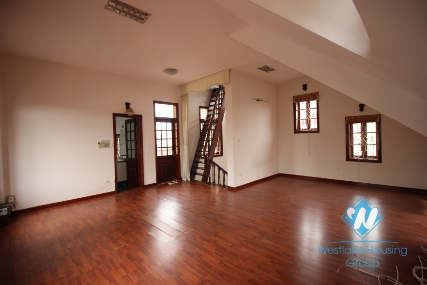 A chaming house with 6 bedrooms, for rent in Tay Ho area