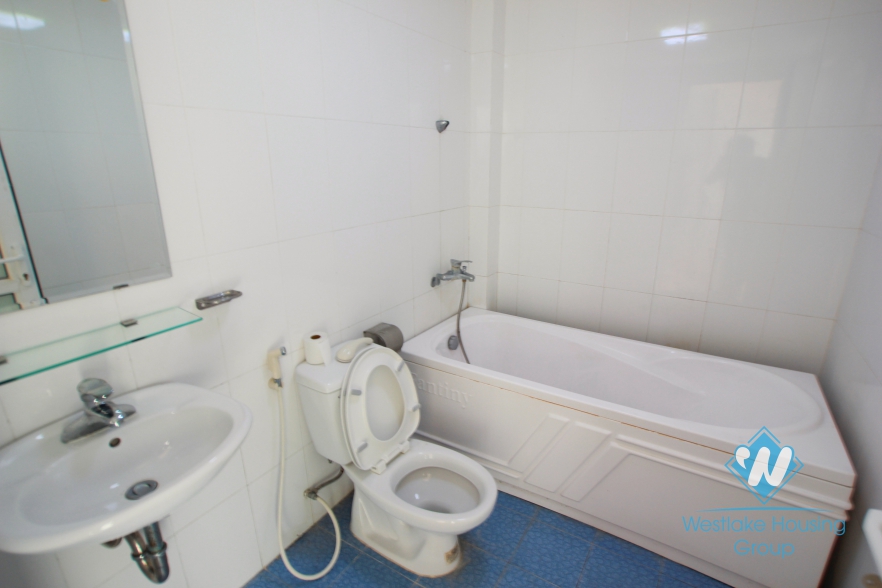 Beautiful and cheap apartment for rent in Xuan Dieu street, Tay ho, Hanoi