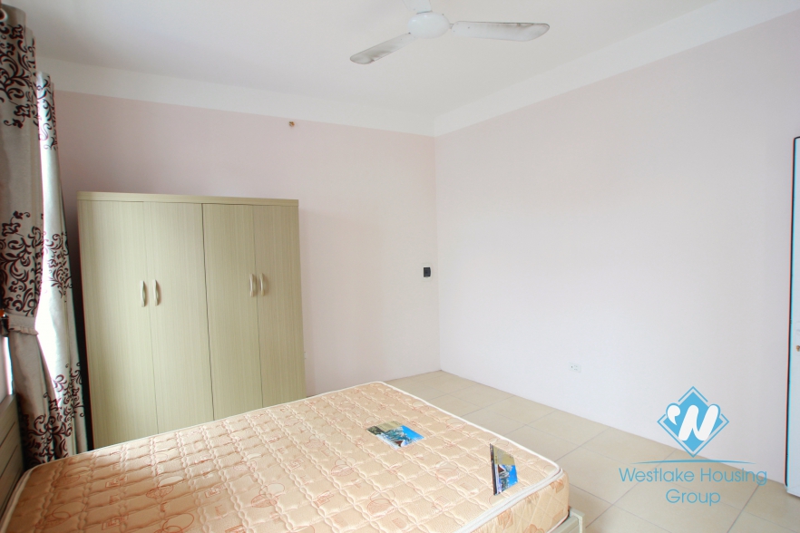 Beautiful and cheap apartment for rent in Xuan Dieu street, Tay ho, Hanoi