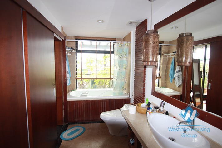 Duplex apartment for rent in Truc Bach with beaitiful view of West lake