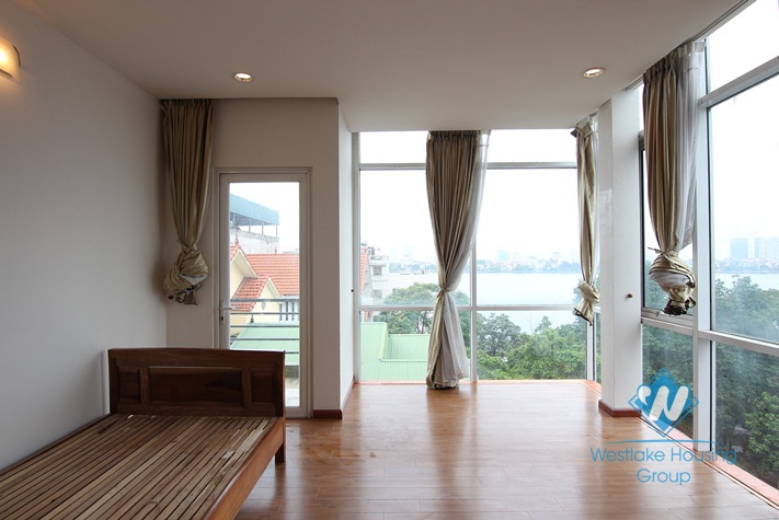 An amazing 5 bedroom house for rent by the lake