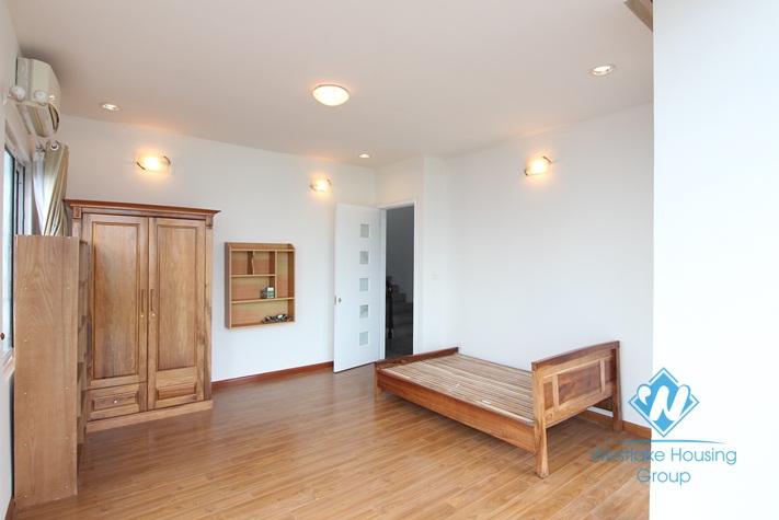 An amazing 5 bedroom house for rent by the lake