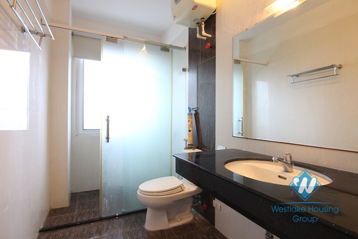 An amazing 5 bedroom house for rent by the lake