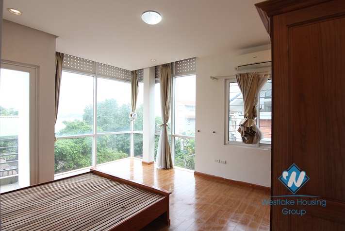 An amazing 5 bedroom house for rent by the lake