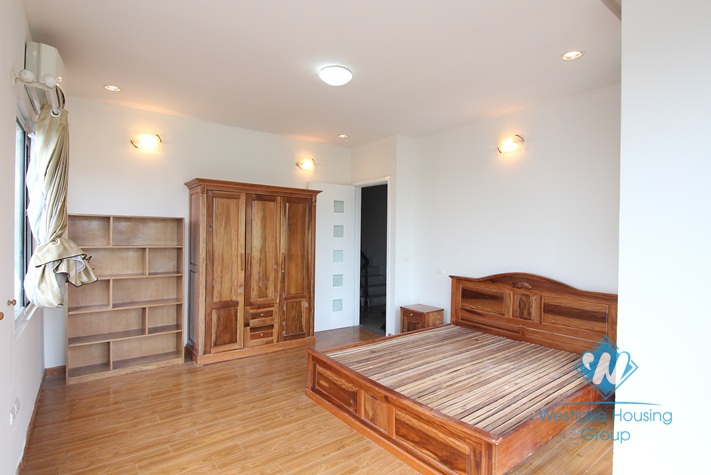 An amazing 5 bedroom house for rent by the lake