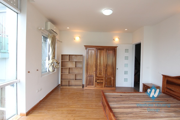 An amazing 5 bedroom house for rent by the lake