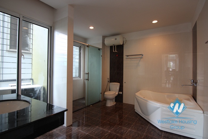 An amazing 5 bedroom house for rent by the lake