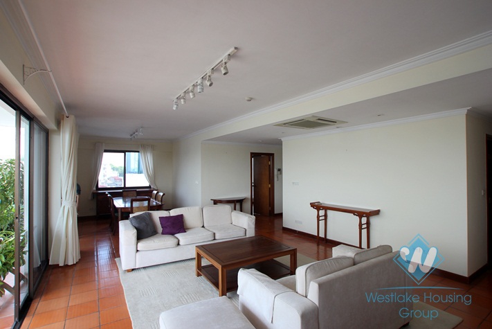 High floor apartment for lease in Nam Trang st, Truc Bach area 