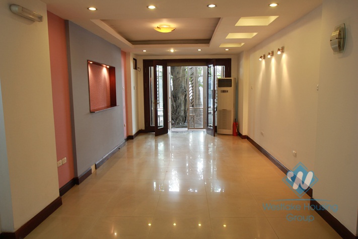 Office available for rent in Tran Vu Street, Ba Dinh, Ha Noi