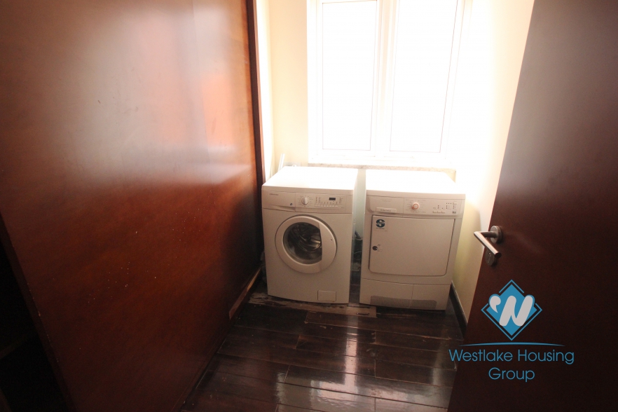 High quality 3 bedrooms apartment for rent in Xuan Dieu, Tay Ho, Hanoi