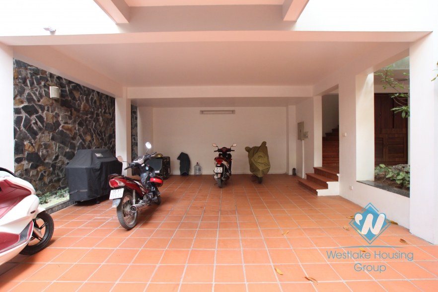 L-shaped modern house with swimming pool in Au Co street