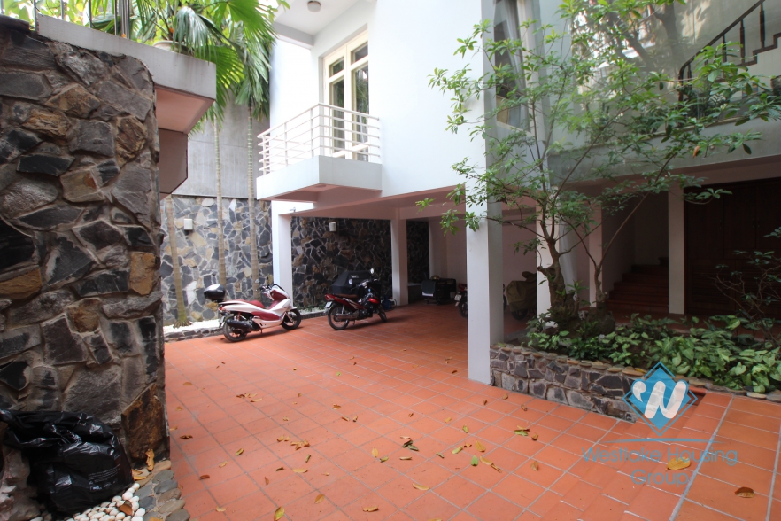 L-shaped modern house with swimming pool in Au Co street