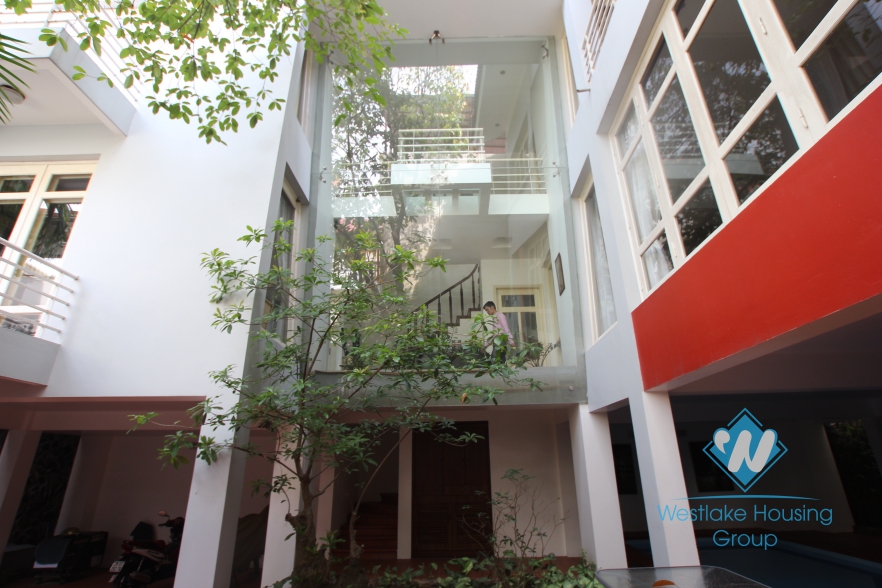L-shaped modern house with swimming pool in Au Co street