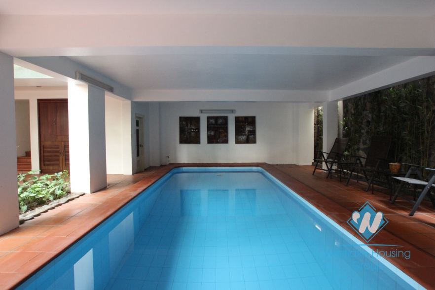 L-shaped modern house with swimming pool in Au Co street