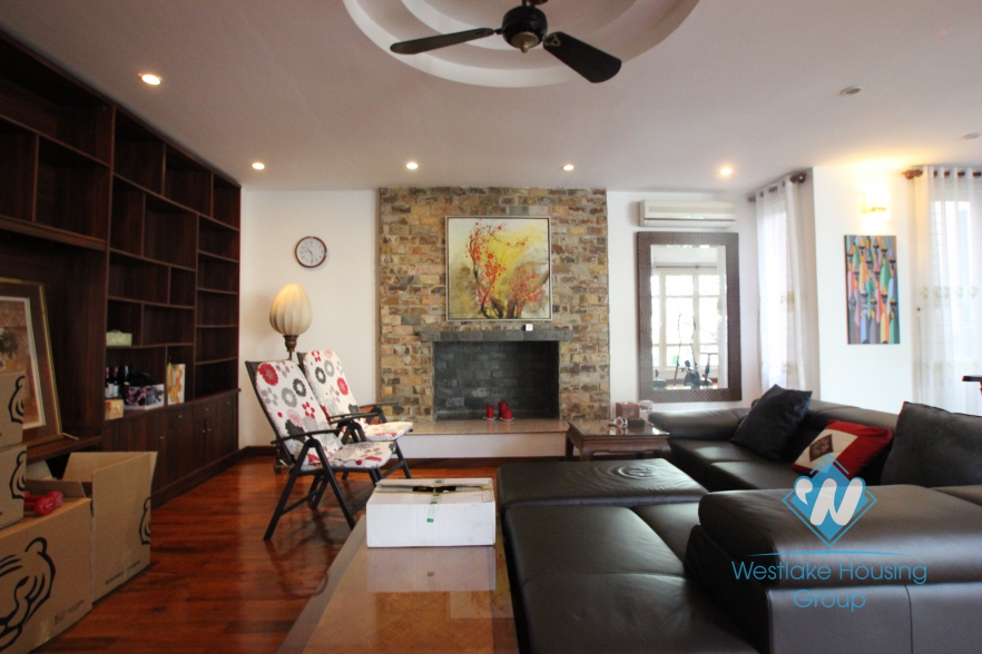 L-shaped modern house with swimming pool in Au Co street