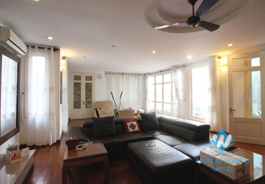 L-shaped modern house with swimming pool in Au Co street