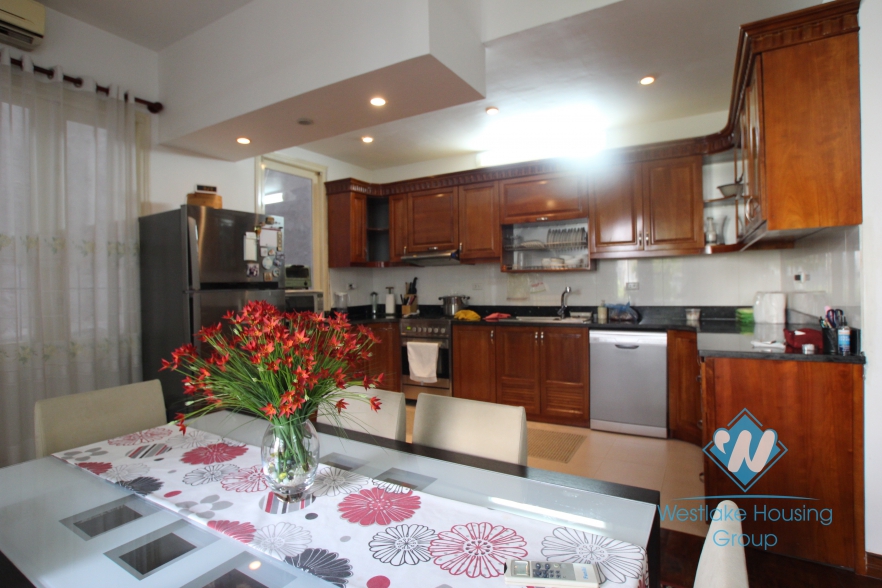 L-shaped modern house with swimming pool in Au Co street