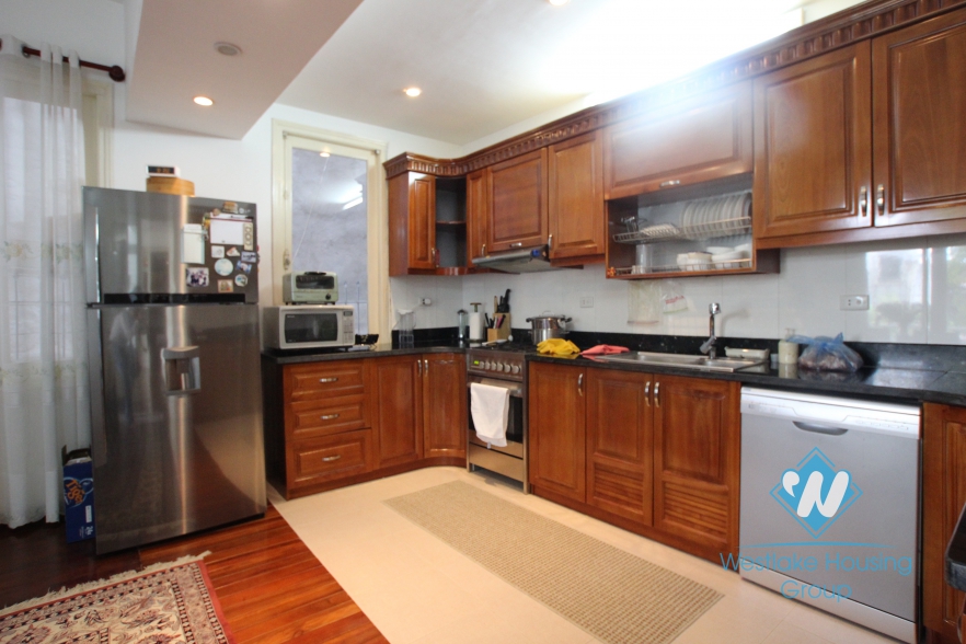 L-shaped modern house with swimming pool in Au Co street