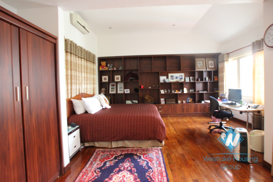 L-shaped modern house with swimming pool in Au Co street