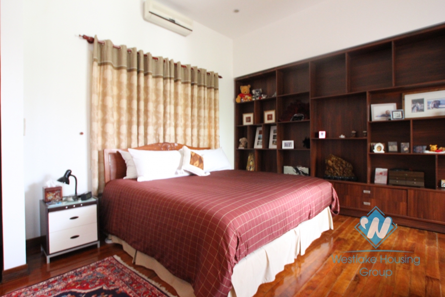 L-shaped modern house with swimming pool in Au Co street