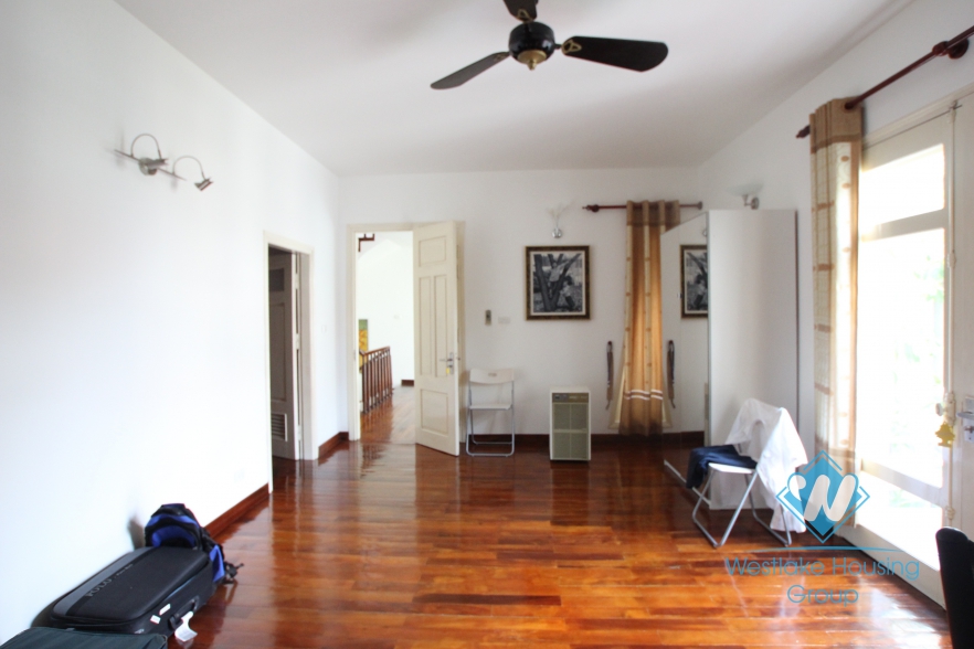 L-shaped modern house with swimming pool in Au Co street
