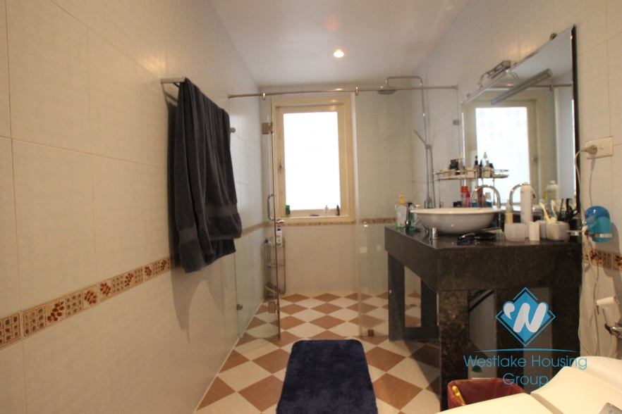 L-shaped modern house with swimming pool in Au Co street