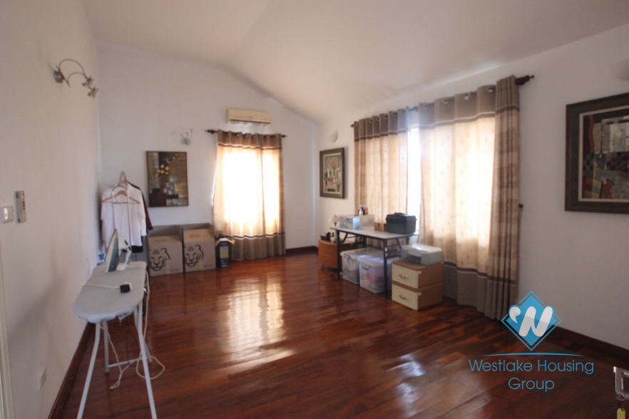 L-shaped modern house with swimming pool in Au Co street