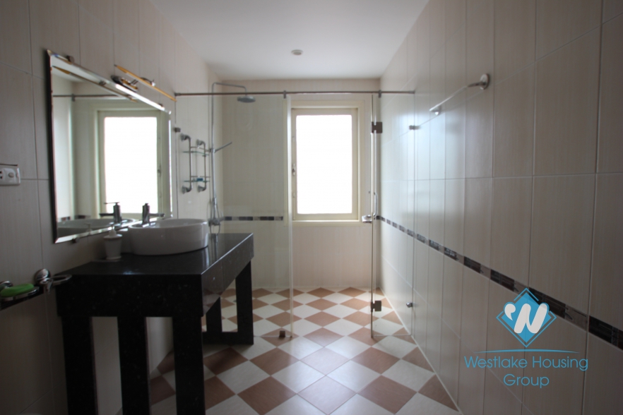 L-shaped modern house with swimming pool in Au Co street