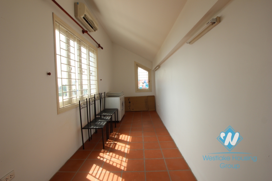 L-shaped modern house with swimming pool in Au Co street