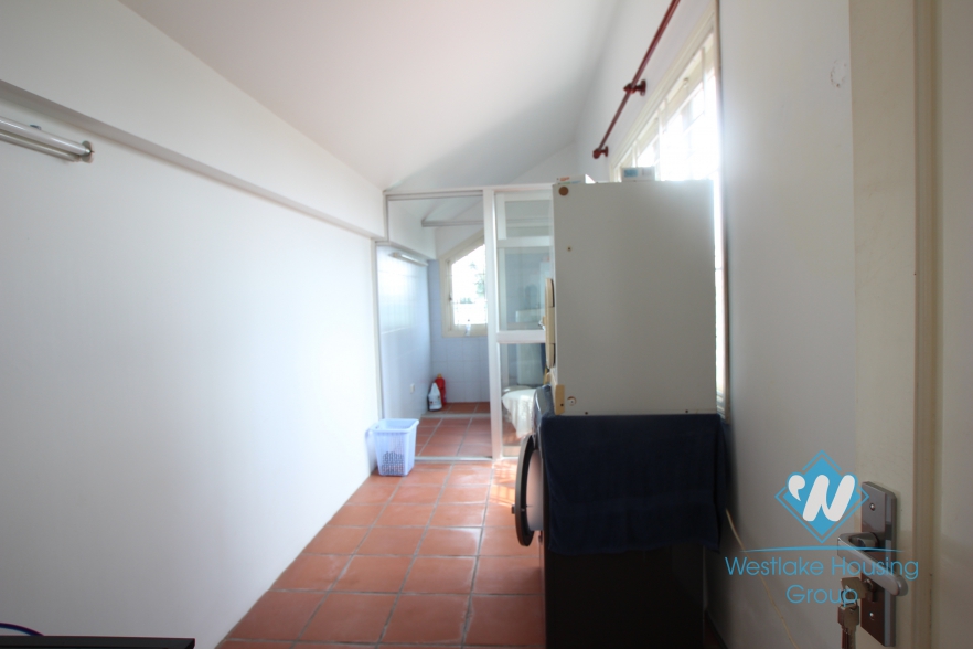 L-shaped modern house with swimming pool in Au Co street