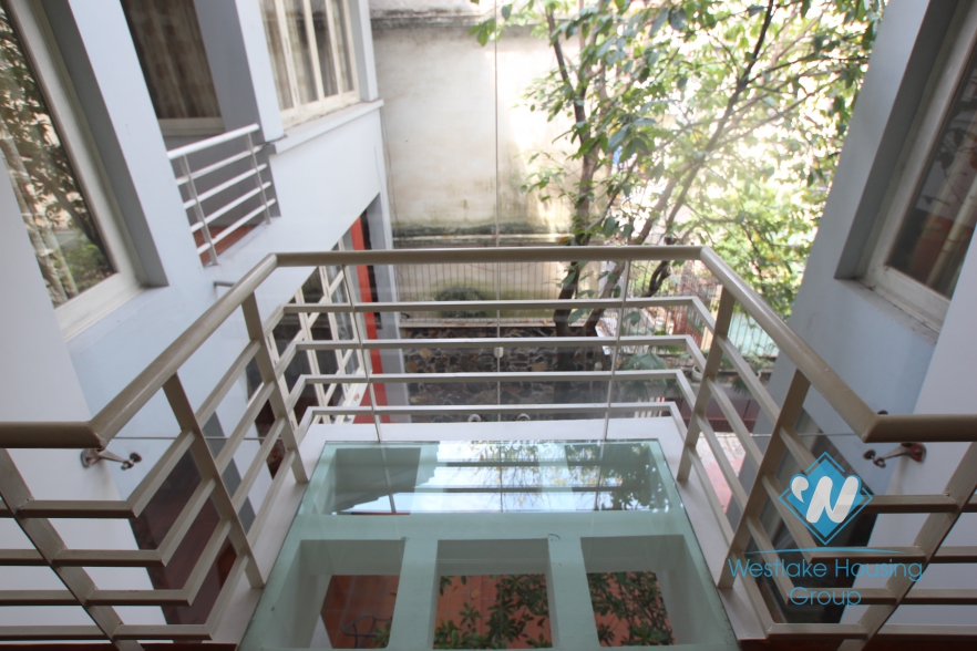L-shaped modern house with swimming pool in Au Co street