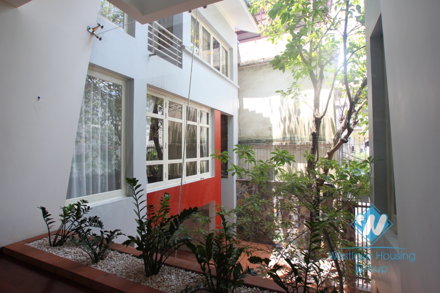 L-shaped modern house with swimming pool in Au Co street