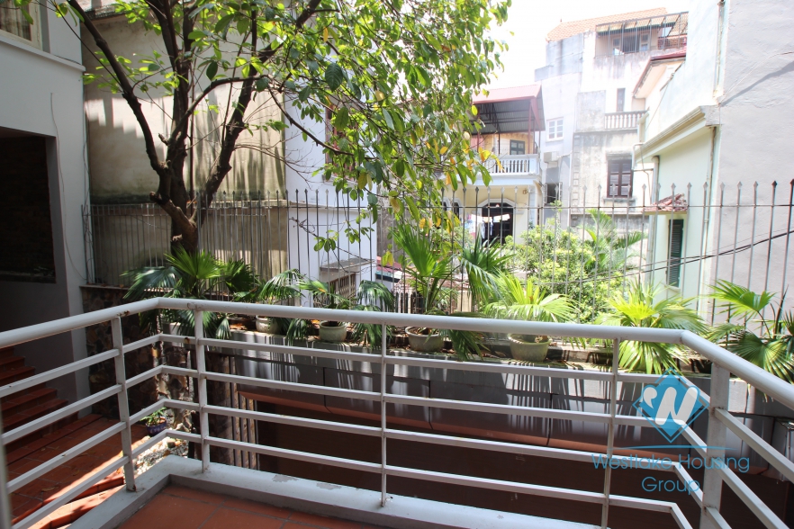 L-shaped modern house with swimming pool in Au Co street