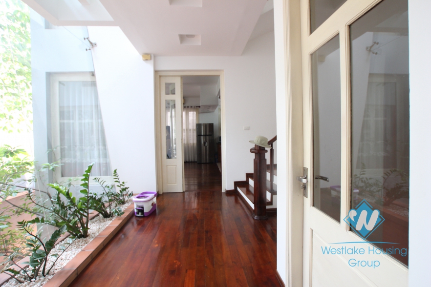 L-shaped modern house with swimming pool in Au Co street