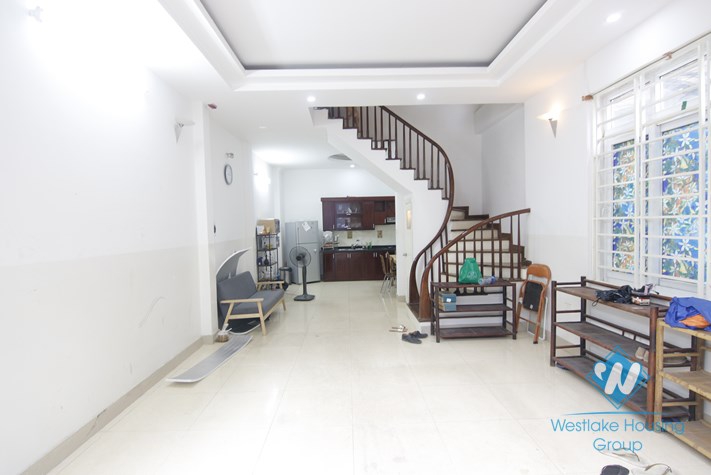 Six bedrooms house for rent in Hoang Hoa Tham street, Ba Dinh district, Ha Noi