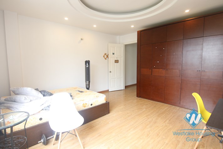 Six bedrooms house for rent in Hoang Hoa Tham street, Ba Dinh district, Ha Noi