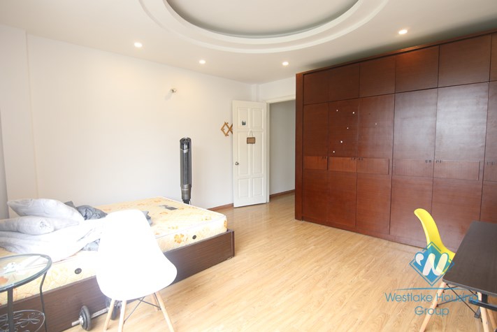 Six bedrooms house for rent in Hoang Hoa Tham street, Ba Dinh district, Ha Noi